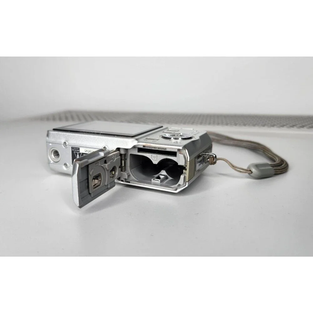 Sony Cybershot DSC-S700 Digital Camera 7.2M Cyber Shot For Parts Only